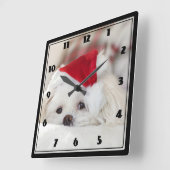 赤いクリスマスの帽子をかぶったかわいい白犬 スクエア壁時計 (傾斜)