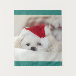 赤いクリスマスの帽子をかぶったかわいい白犬 タペストリー