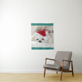赤いクリスマスの帽子をかぶったかわいい白犬 タペストリー