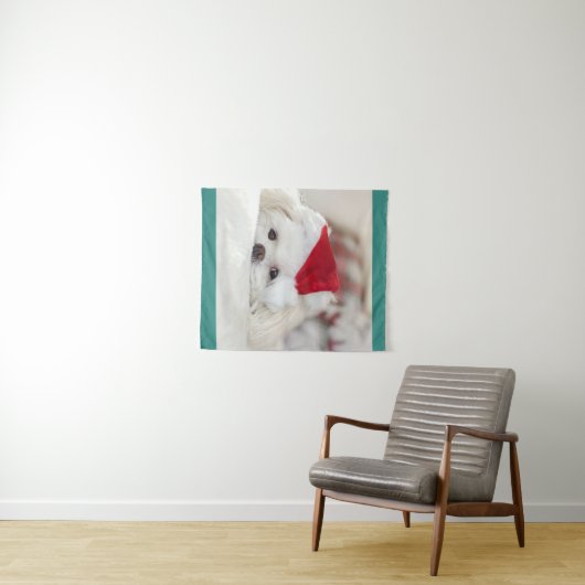 赤いクリスマスの帽子をかぶったかわいい白犬 タペストリー (インサイチュ(横))