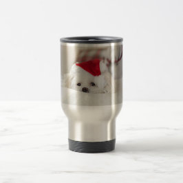 赤いクリスマスの帽子をかぶったかわいい白犬 トラベルマグ