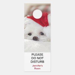 赤いクリスマスの帽子をかぶったかわいい白犬 ドアノブサイン