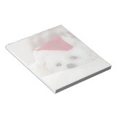 赤いクリスマスの帽子をかぶったかわいい白犬 ノートパッド (アングル)