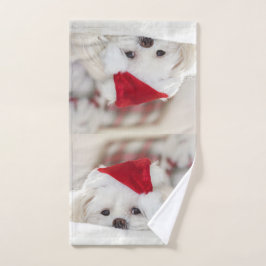 赤いクリスマスの帽子をかぶったかわいい白犬 バスタオルセット