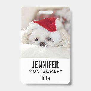赤いクリスマスの帽子をかぶったかわいい白犬 バッジ