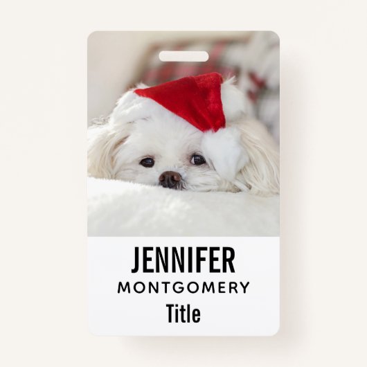 赤いクリスマスの帽子をかぶったかわいい白犬 バッジ (裏面)