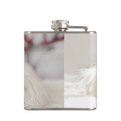 赤いクリスマスの帽子をかぶったかわいい白犬 フラスク (裏面)