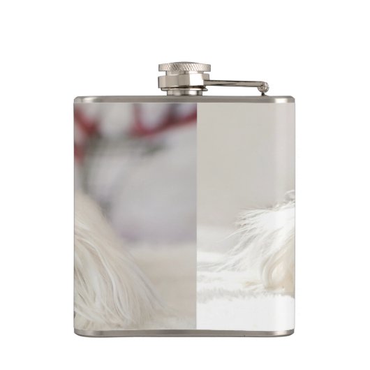 赤いクリスマスの帽子をかぶったかわいい白犬 フラスク (裏面)