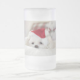 赤いクリスマスの帽子をかぶったかわいい白犬 フロストグラスビールジョッキ