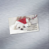 赤いクリスマスの帽子をかぶったかわいい白犬 マグネット名刺 (インサイチュ)