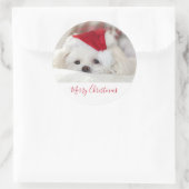 赤いクリスマスの帽子をかぶったかわいい白犬 ラウンドシール (バッグ)