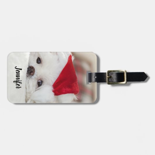 赤いクリスマスの帽子をかぶったかわいい白犬 ラゲッジタグ (正面横)
