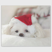 赤いクリスマスの帽子をかぶったかわいい白犬 ラッピングペーパー (フラット)