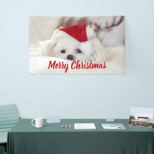 赤いクリスマスの帽子をかぶったかわいい白犬 横断幕 (トレードショー)