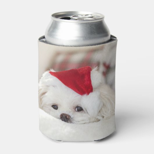 赤いクリスマスの帽子をかぶったかわいい白犬 缶クーラー (缶正面)