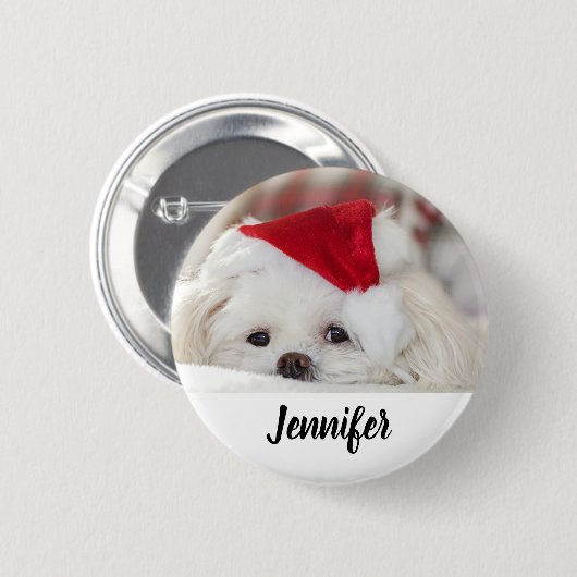 赤いクリスマスの帽子をかぶったかわいい白犬 缶バッジ (正面&裏面)