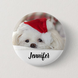 赤いクリスマスの帽子をかぶったかわいい白犬 缶バッジ
