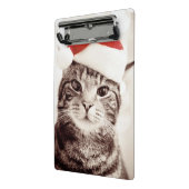 赤いクリスマスの帽子を身に着けている国内虎猫猫 ミニクリップボード (アングル2)