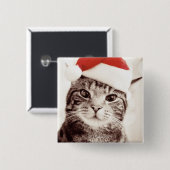 赤いクリスマスの帽子を身に着けている国内虎猫猫 缶バッジ (正面&裏面)