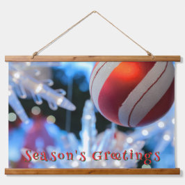 赤いクリスマスの飾りと白い光 吊り下げ型タペストリー