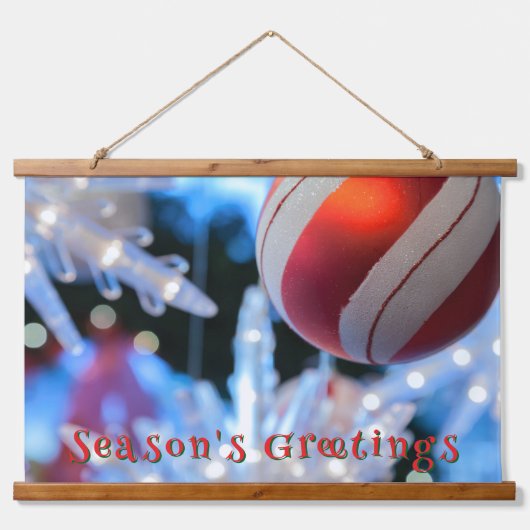 赤いクリスマスの飾りと白い光 吊り下げ型タペストリー (正面)