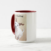 赤いクリスマスを祝う微笑みを浮かべる白犬 マグカップ (正面左)