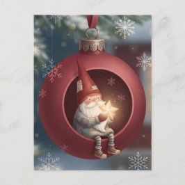 赤いクリスマスオーナメントの中の可愛いノーム ポストカード