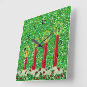 赤いクリスマスキャンドルかわいらし、きらめくデザイン スクエア壁時計 (傾斜)