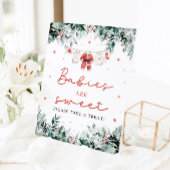 赤いクリスマスサンタベビーは甘い楽しみ 台座サイン