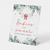 赤いクリスマスサンタベビーは甘い楽しみ 台座サイン (正面)