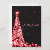 赤いクリスマスツリーは休日のカップルのシャワーをつけます 招待状 (裏面)