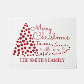 赤いクリスマスツリーパーソナライズされた、ファミリーネームドーム ドアマット (正面)