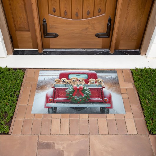 赤いクリスマストラックのゴールデンレトリバー子犬 ドアマット (室外)