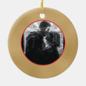 赤いクリスマストラック水の色の新婚の写真 セラミックオーナメント (裏面)