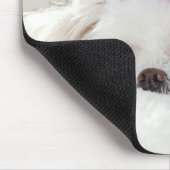 赤いクリスマスハットをかぶったかわいい白い犬 マウスパッド (コーナー)