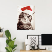 赤いクリスマスハットを着た国内のタビーネコ ポスター (ホームオフィス)