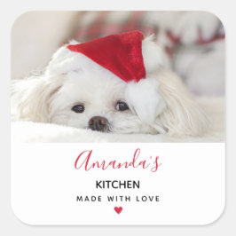 赤いクリスマスハットキッチンでかわいい白い犬 スクエアシール