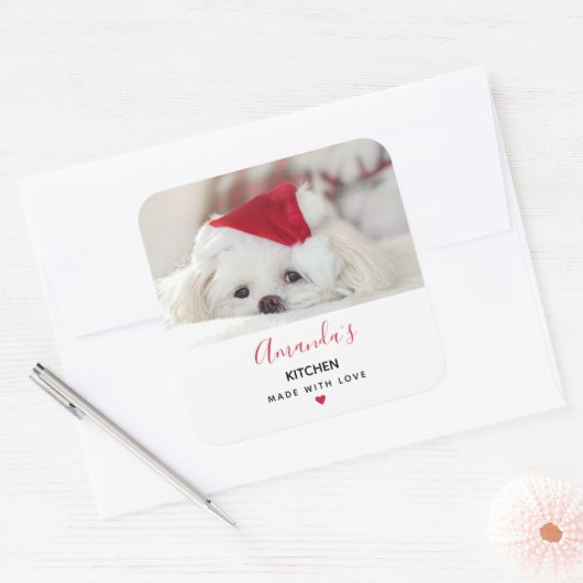 赤いクリスマスハットキッチンでかわいい白い犬 スクエアシール (封筒)