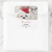 赤いクリスマスハットキッチンでかわいい白い犬 スクエアシール (バッグ)