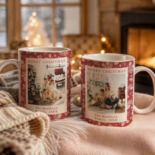 赤いクリスマスパインと葉の模様の家族写真 コーヒーマグカップ