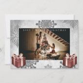 赤いクリスマスプレゼントと雪の結晶フォトカード シーズンカード (正面)