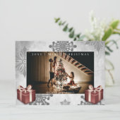 赤いクリスマスプレゼントと雪の結晶フォトカード シーズンカード (スタンド正面)