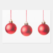 赤いクリスマスボールの装飾の写真と文字 ラッピングペーパーシート (正面)