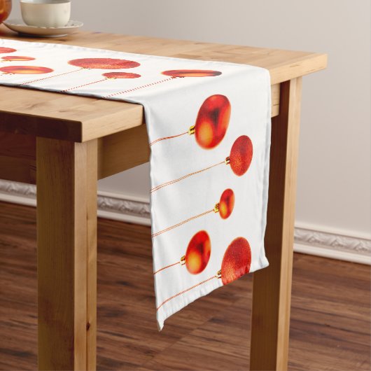 赤いクリスマスボールの装飾写真 ロングテーブルランナー (インサイチュ)