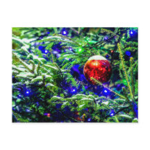 赤いクリスマスボール、緑のトウヒの木