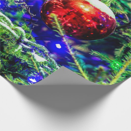 赤いクリスマスボール、緑のトウヒの木 ラッピングペーパー (角)