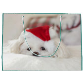 赤いクリスマス帽子をかぶったかわいい白い犬 ラージペーパーバッグ (裏面)