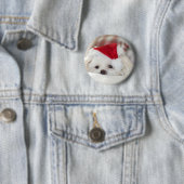 赤いクリスマス帽子をかぶったかわいい白い犬 缶バッジ (インサイチュ)