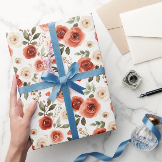 赤いクリームのハートと花のブライズシャワー ラッピングペーパー (ギフト)