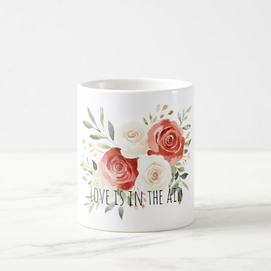 赤いクリーム色のバラの花束 愛 コーヒーマグカップ (中央)
